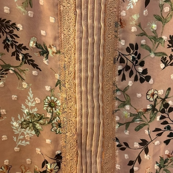 Lauren Conrad 3/4 sheer sleeved dusty rose with a pattern top. Size Small. - Picture 4 of 10